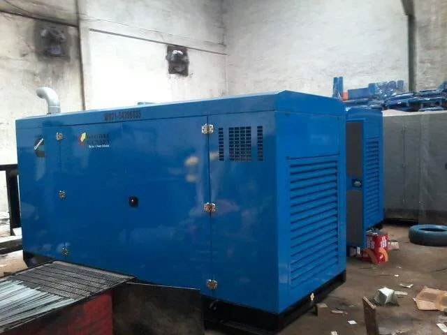 Genset Cummins silent type warna biru di area workshop Global Genset